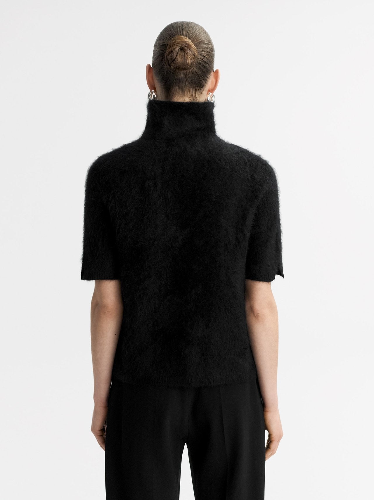 "Brushed Short Sleeve Turtleneck" juodos spalvos šukuoto kašmyro palaidinė su kaklu
